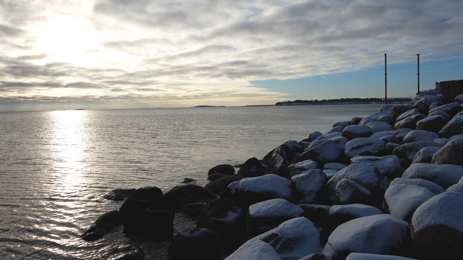 Felsen und Steine nahe Löyly am südwestlichen Küstenabschnitt.