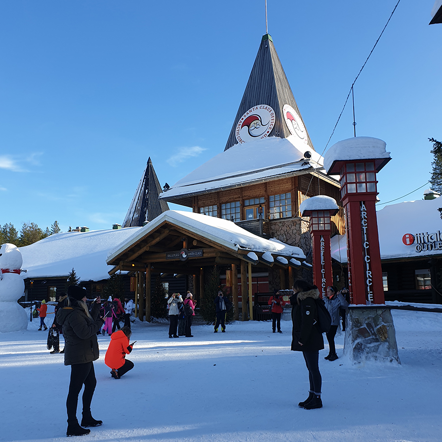 Santa's Office bei Tag - rechts sieht man, wo der "Arctic Circle" beginnt. (Foto: vk)