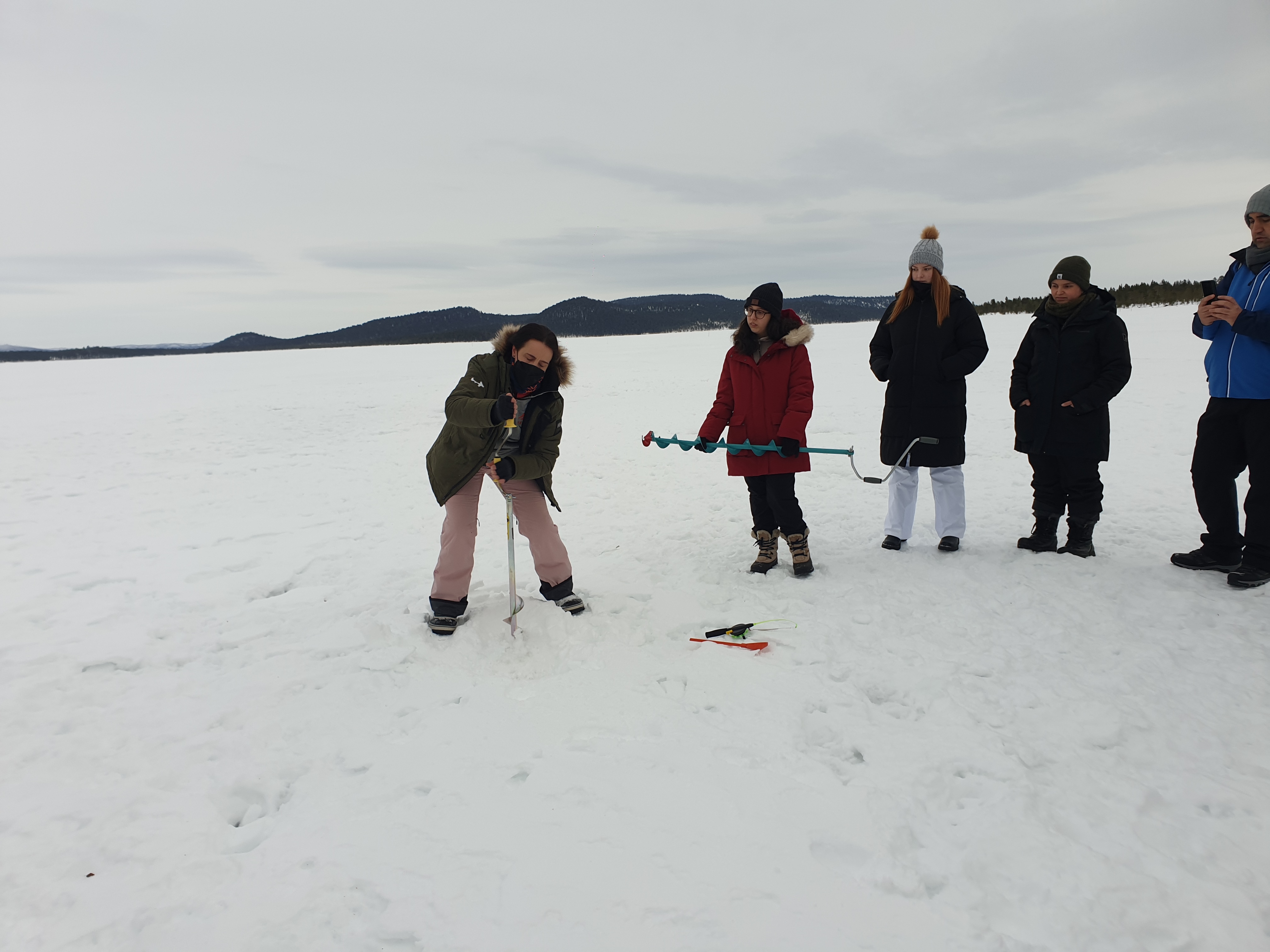 Eisfischen in Vasatokka: Zuerst muss ein Loch in die Eisdecke gebohrt werden. (Foto: vk)