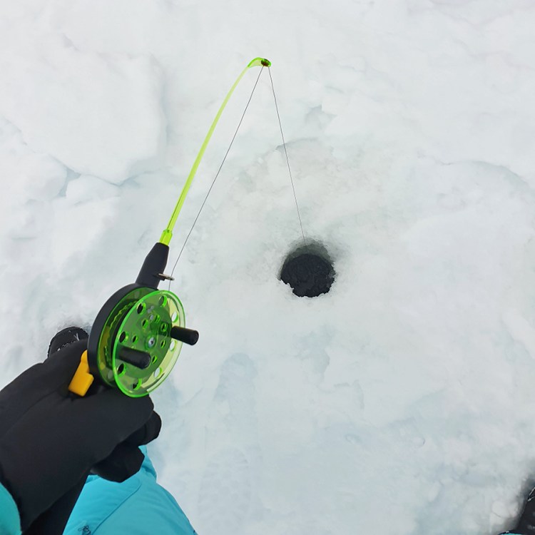 Ziemlich klein, das Loch zum Eisfischen. 