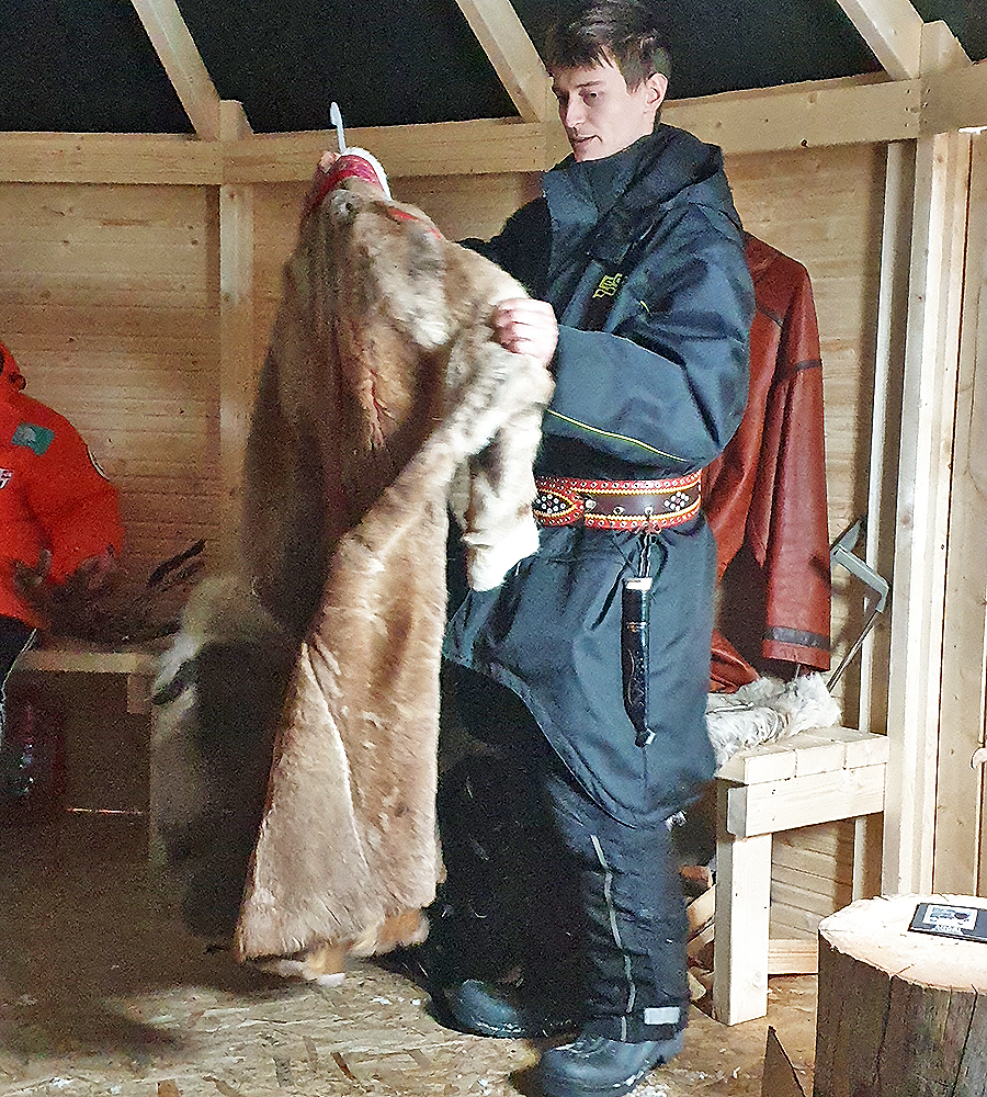 Für einen Mantel braucht es fünf bis sechs Rentierfelle. Alles Handarbeit natürlich. (Foto: vk)