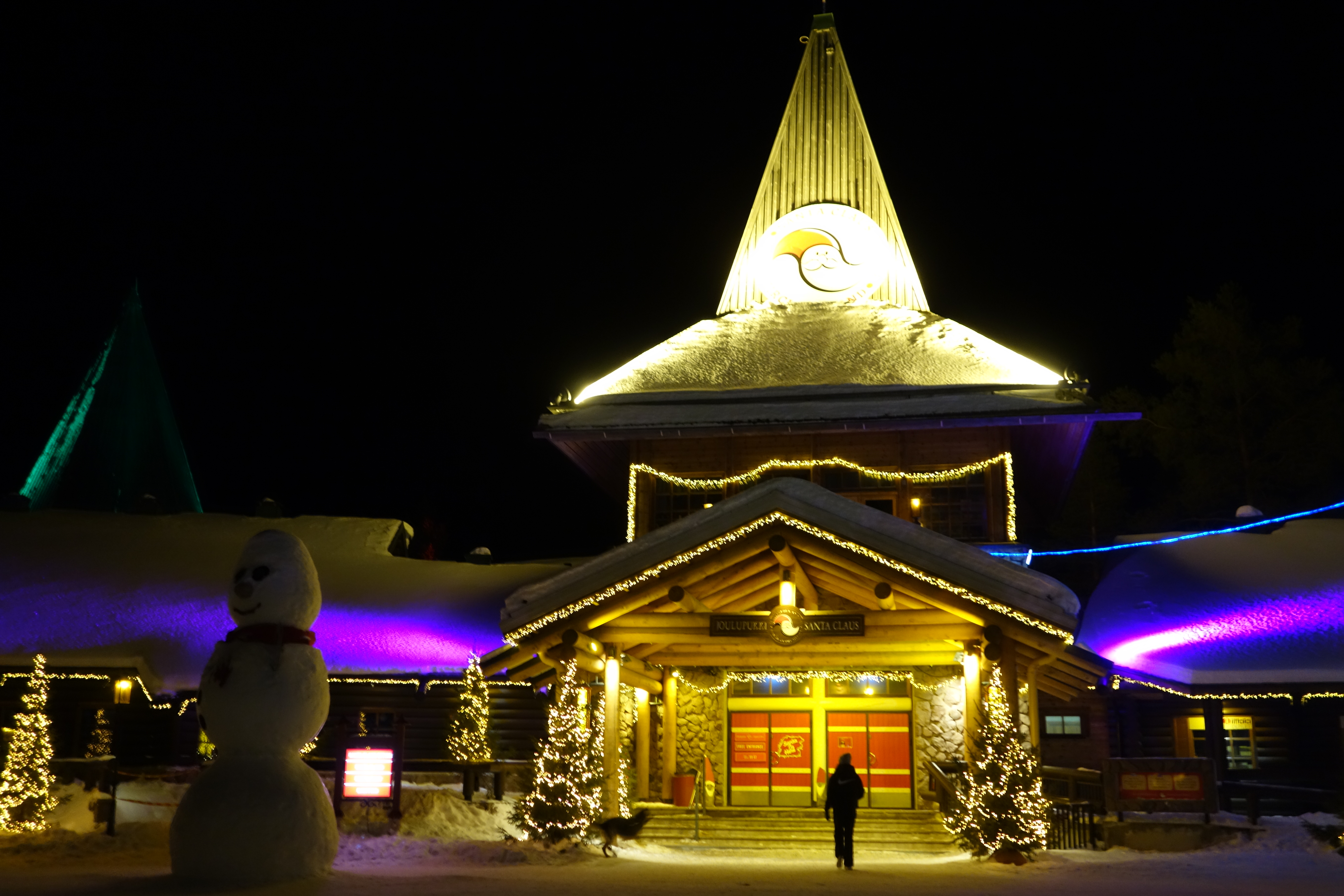 Santa's Office in Santa Claus Village am Abend. (Foto: vk)