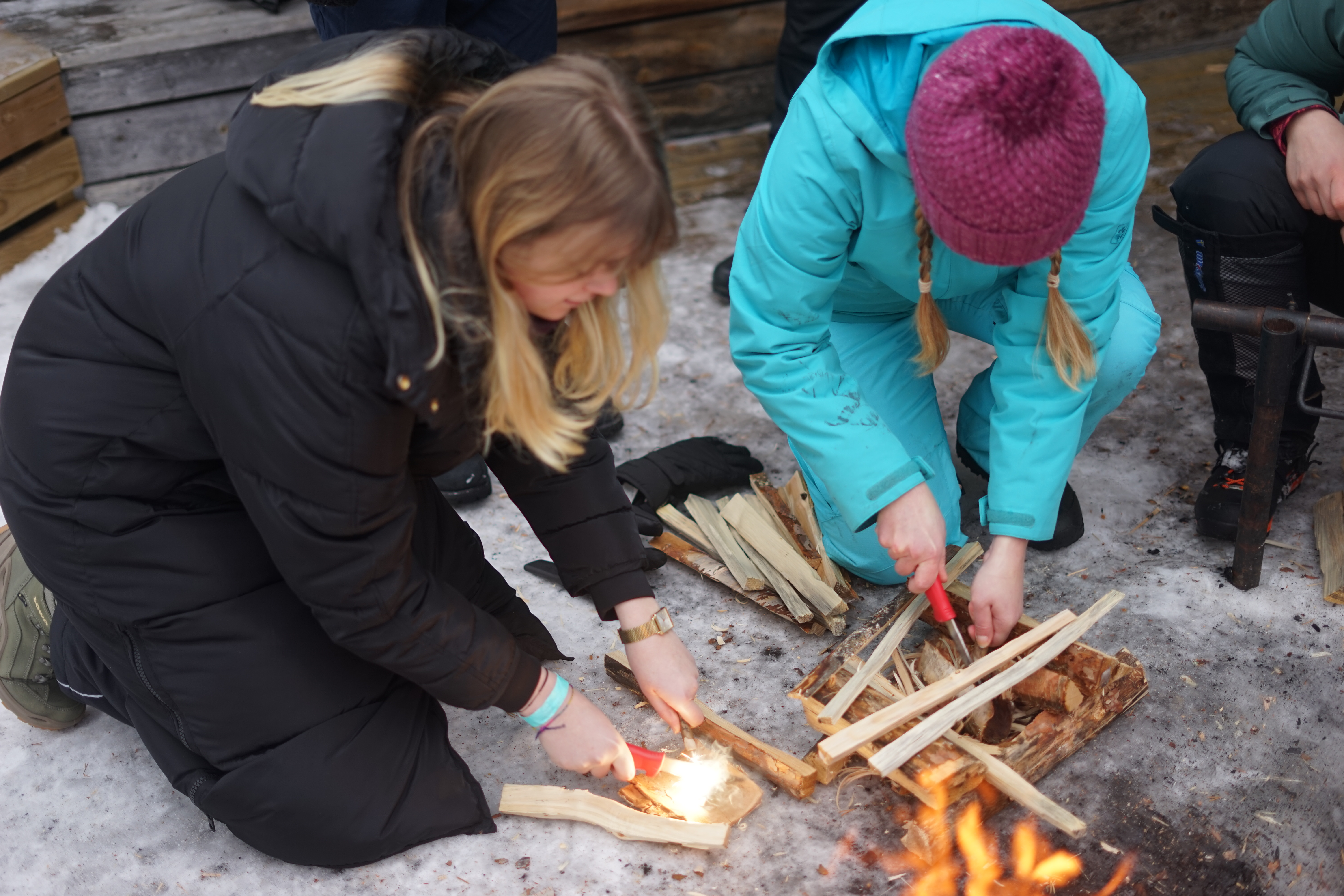 Zuerst das dünne Brennholz machen, dann die größeren Äste an den Rand legen. Mit einem Magnesiumstab entzündet sich (bestenfalls) das Feuer. (Foto: Johannes Schröder)