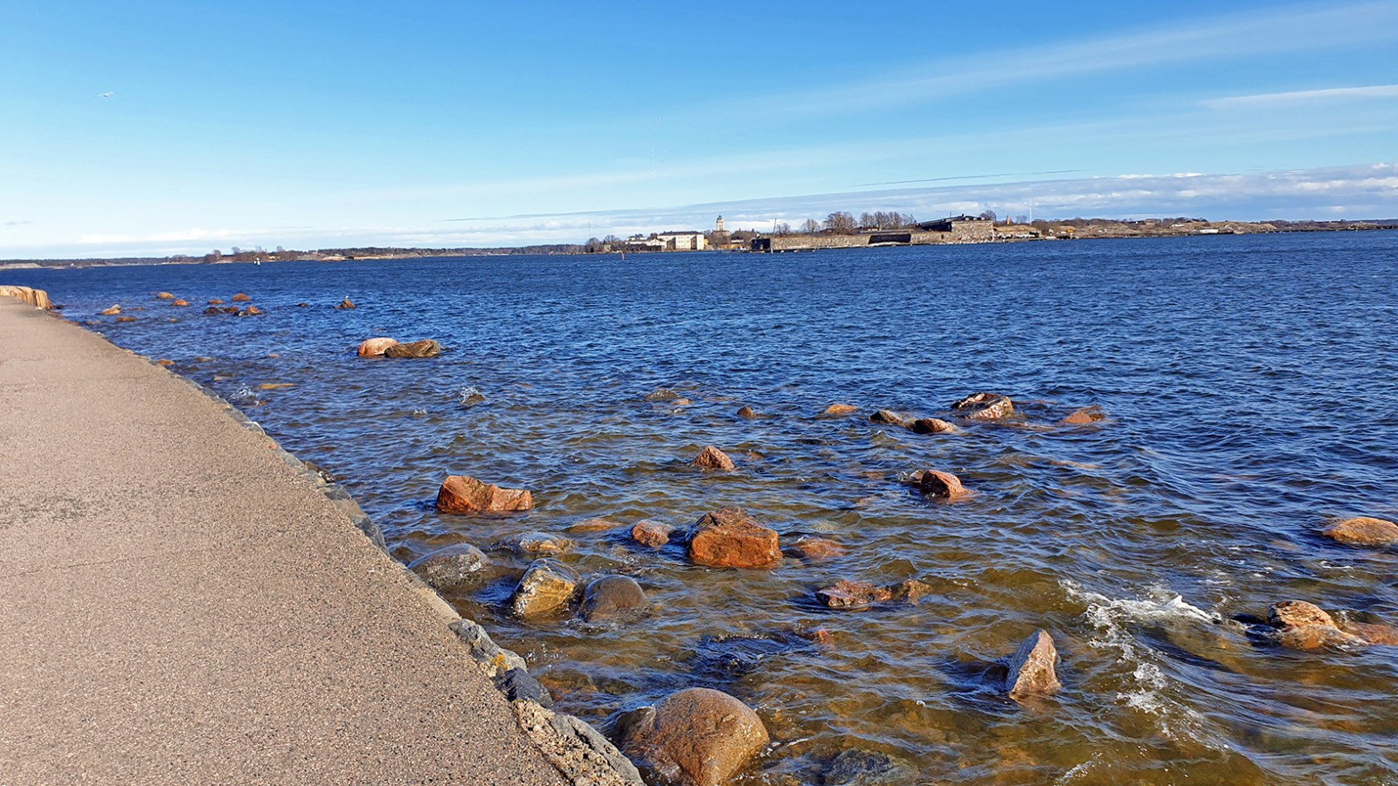 Die Eisschollen sind geschmolzen, die Wege wieder frei: Auf dem Spazierweg südlich des Olympia-Terminals in Helsinki (Foto: vk)