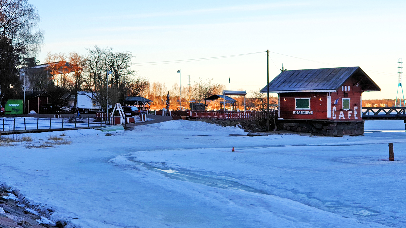 Trotz aller Frühlingsgefühle: Rund um das Café Regatta im Westen der Stadt ist die See noch gefroren und ein bisschen Schnee liegt auch noch. (Foto: vk)