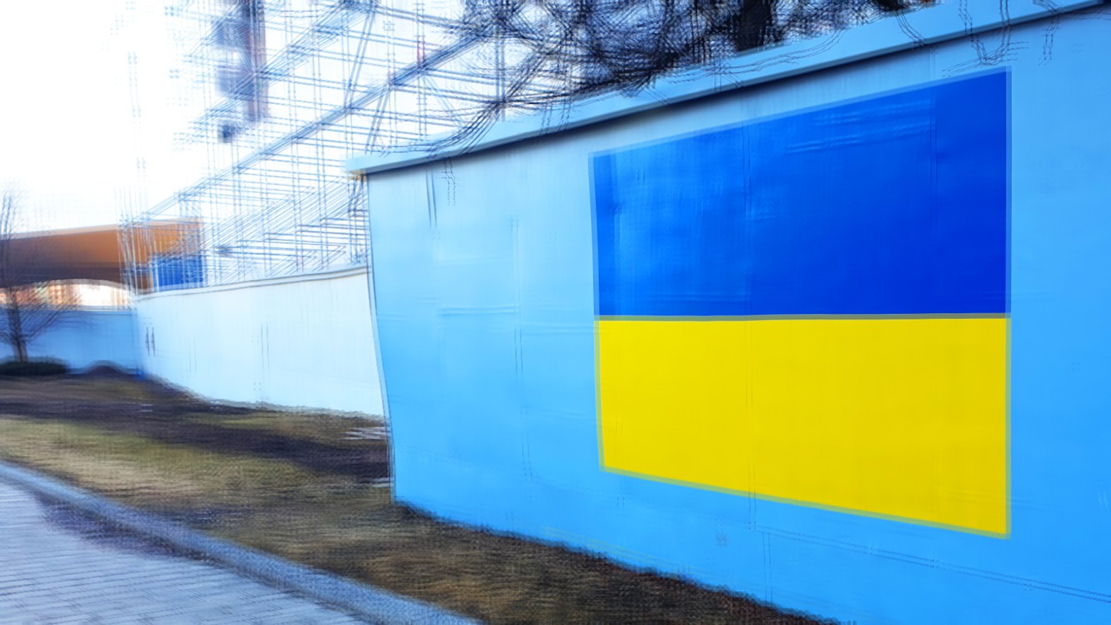 Eine frisch lackierte ukrainische Flagge, auf der Baustelle vor der Oodi-Library in Helsinki. (Foto: vk)