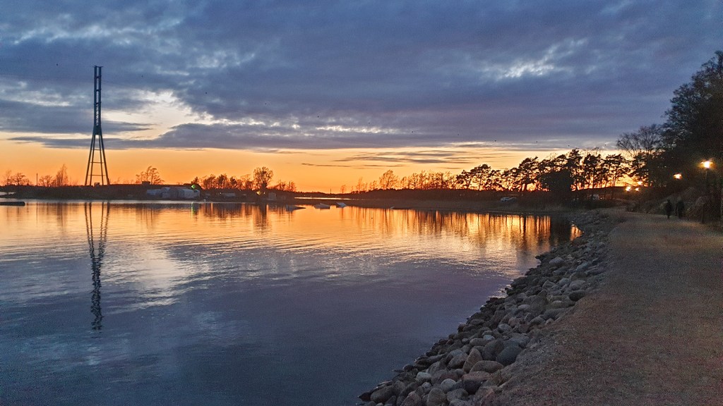 Sonnenuntergang an der Bucht von Hietaniemi im Westen Helsinkis (Foto: vk).