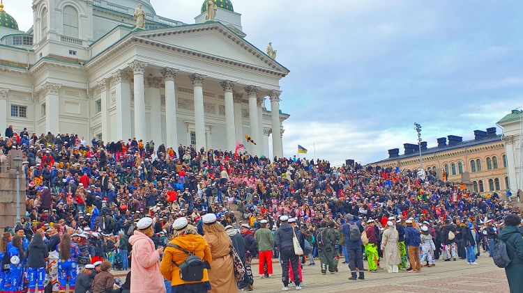 Tausende Student*innen feiern an Vappu vor dem Dom (Foto: vk).