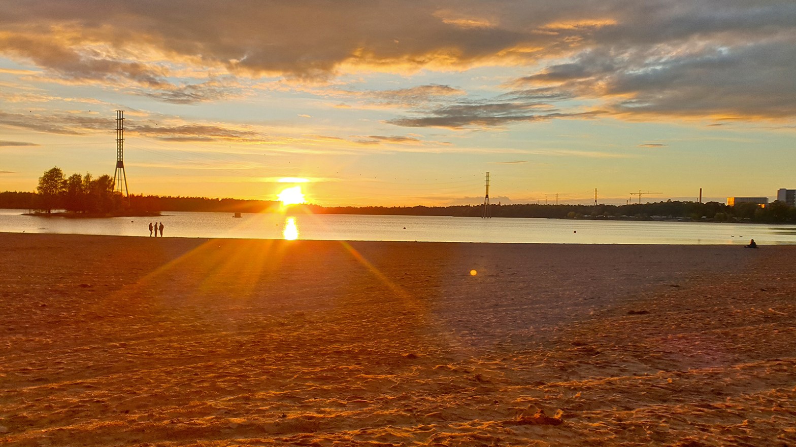 Die letzten Sonnenstrahlen am letzten Abend am Hietaniemi-Beach in Helsinki. (Foto: vk)