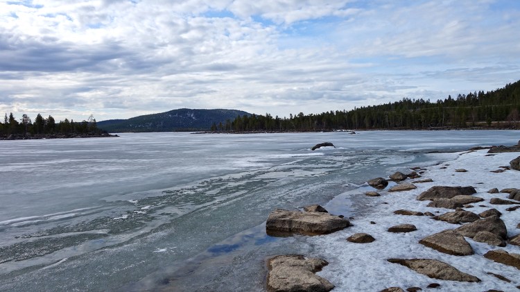 Der Lake Inari im Norden Lapplands ist selbst im Mai noch gefroren. (Foto: vk)