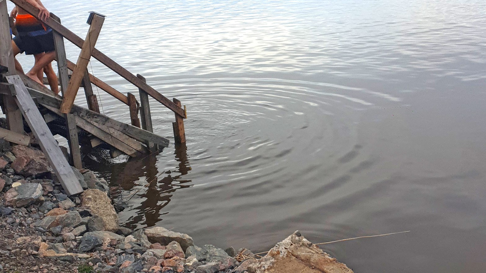 Eine Holztreppe vor der Sompasauna führt zum Meer. (Foto: vk)