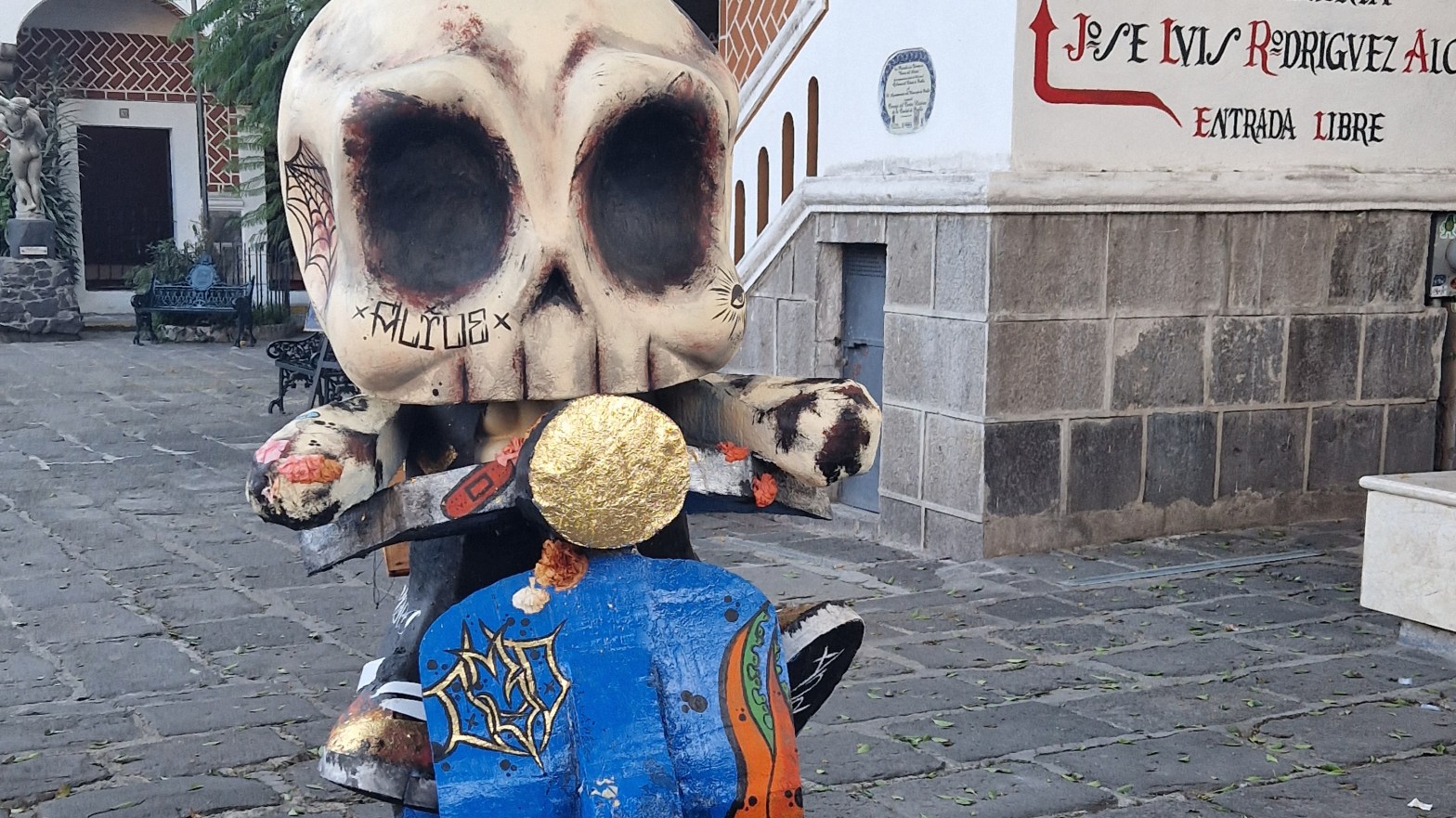 Zahlreiche Totenkopf-Figuren anlässlich des Dia de los Muertes schmückten die Innenstadt Pueblas.