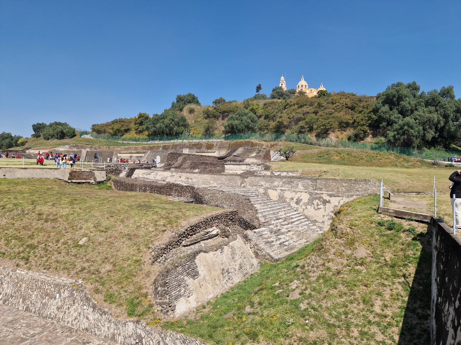Mit Bäumen und Gras übersäht und an der Spitze eine Kirche: die Pyramide von Cholula.