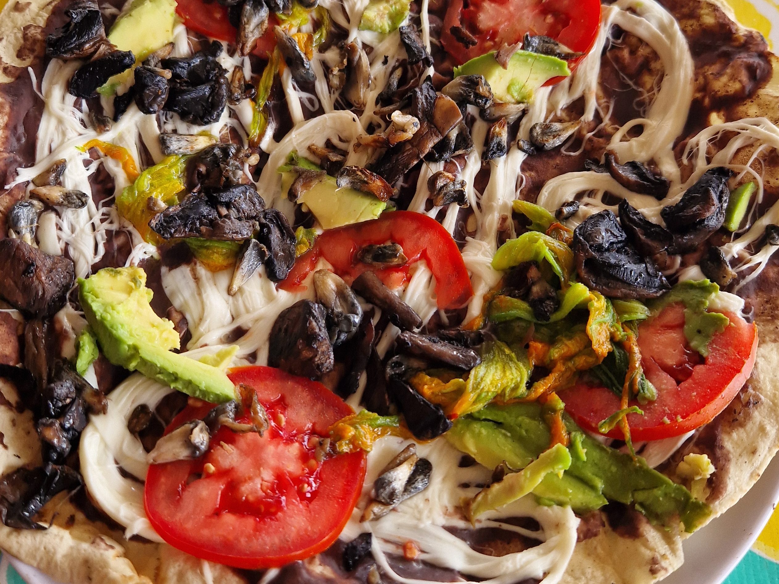 Tlayuda mit Tomaten, Pilzen, Flores.