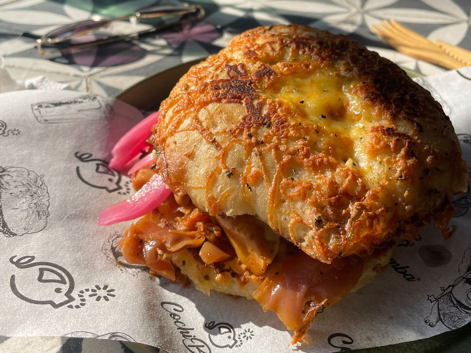 Eine vegetarische Torta mit Pilzen und Kohl.