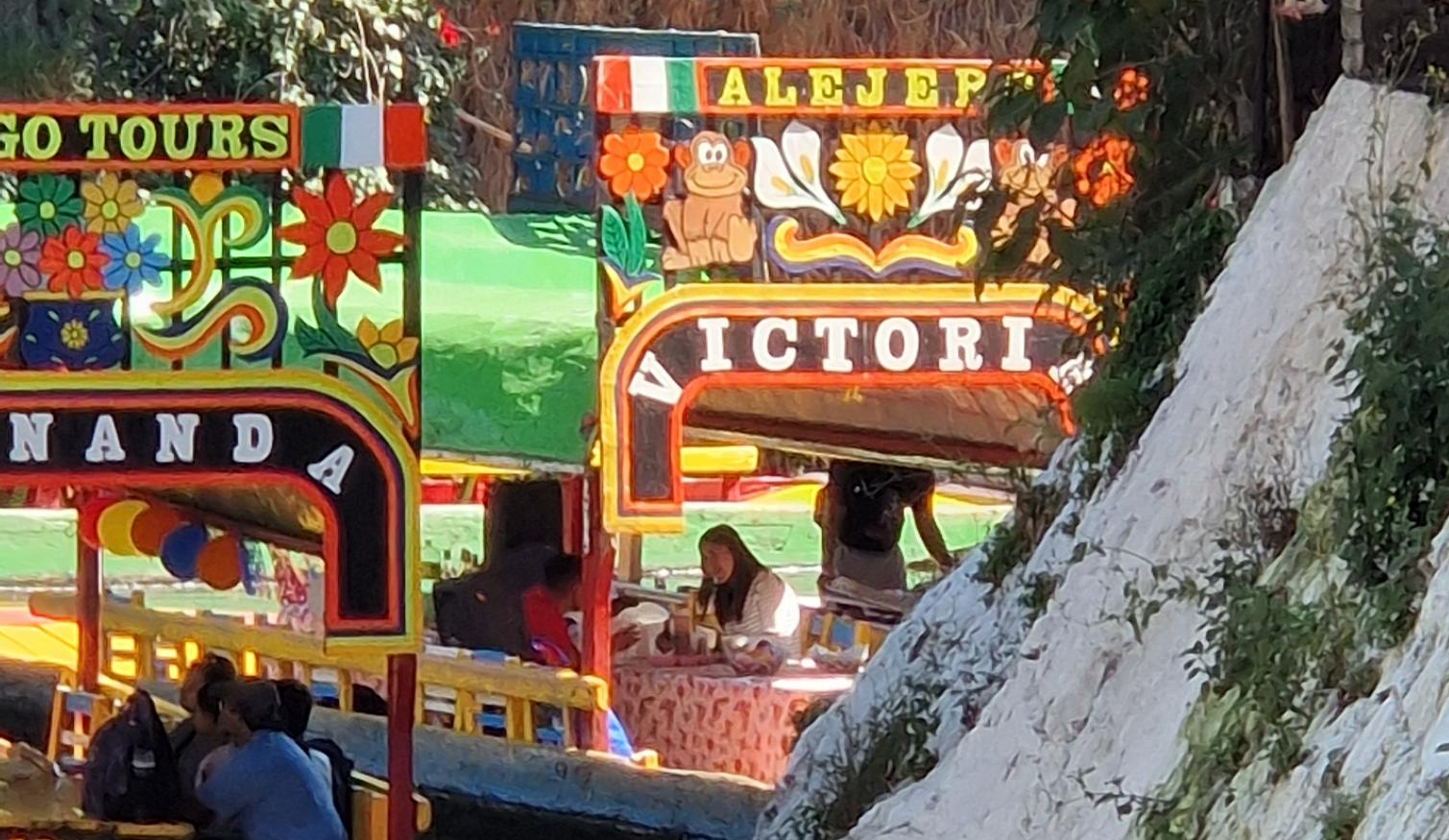 Sogar ein Boot namens Victoria gab es in Xochimilco.