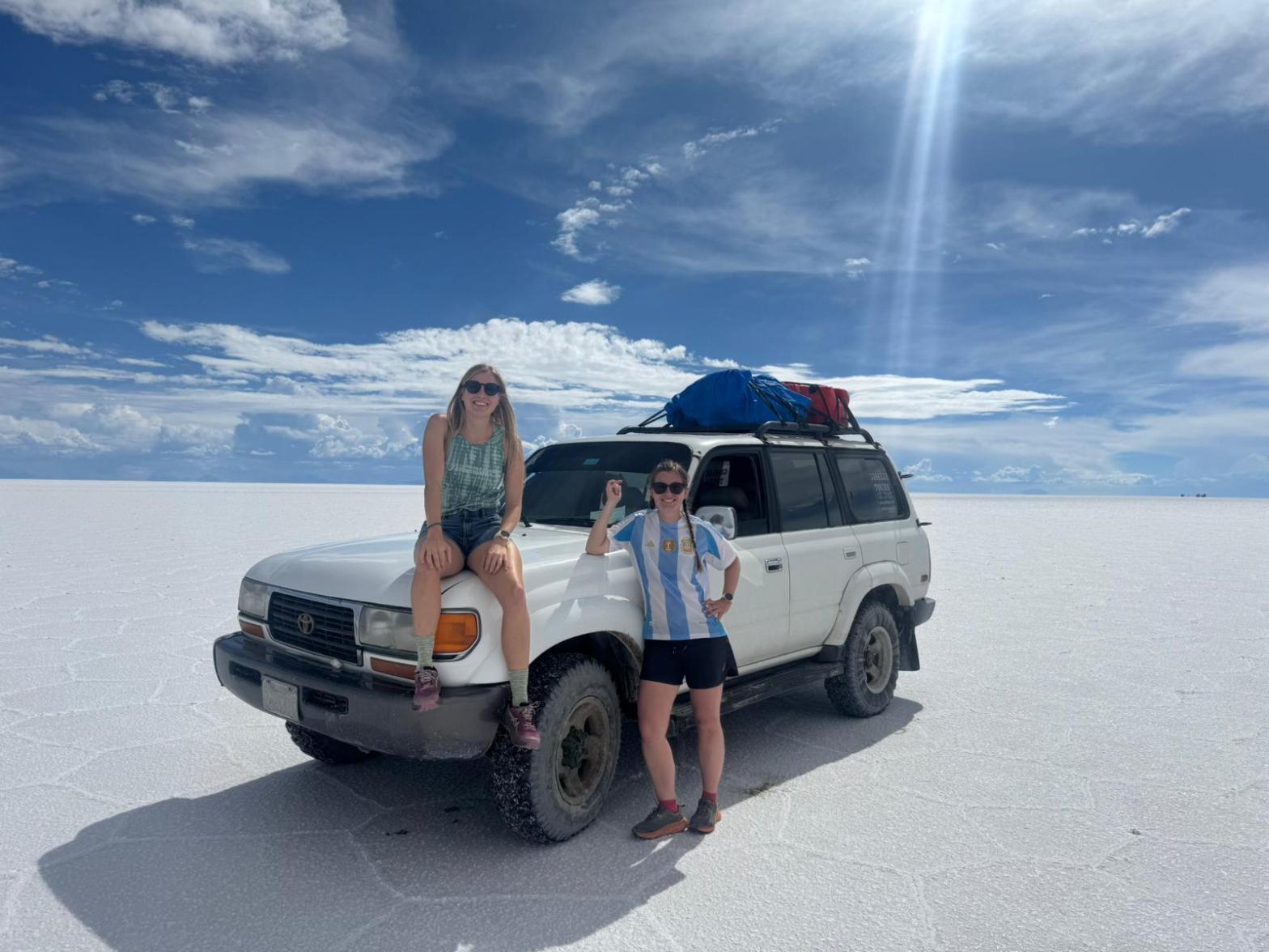 Der Jeep, die Salzwüste und wir.
