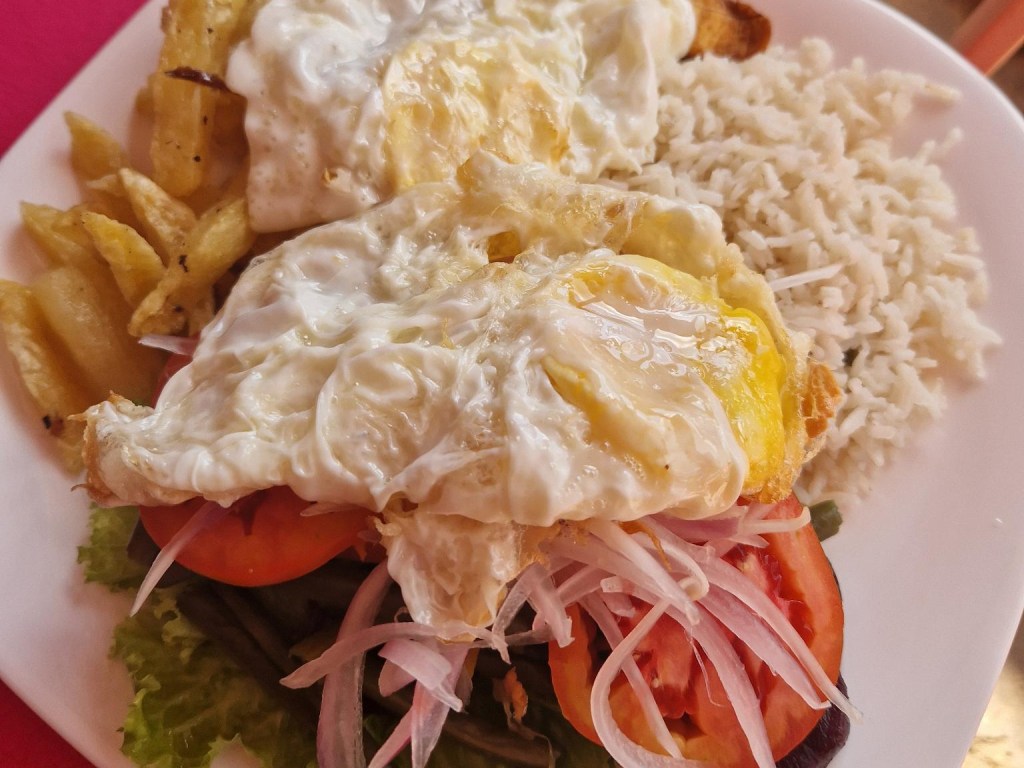 Ein typisches bolivianisches Essen - in vegetarisch: Einmal alles mit Ei. Manchmal gibt es noch Gemüse.