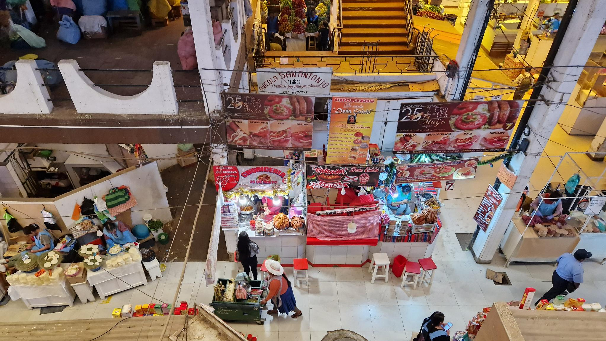 In der Markthalle (hier die von Sucre) gibt es alles zu kaufen für den Alltag.