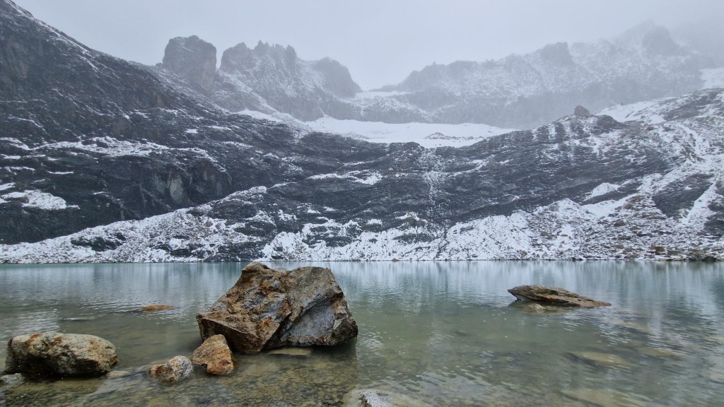 Die Laguna Charquini im Schneesturm. Wenig später klarte es auf. (Foto: vku)