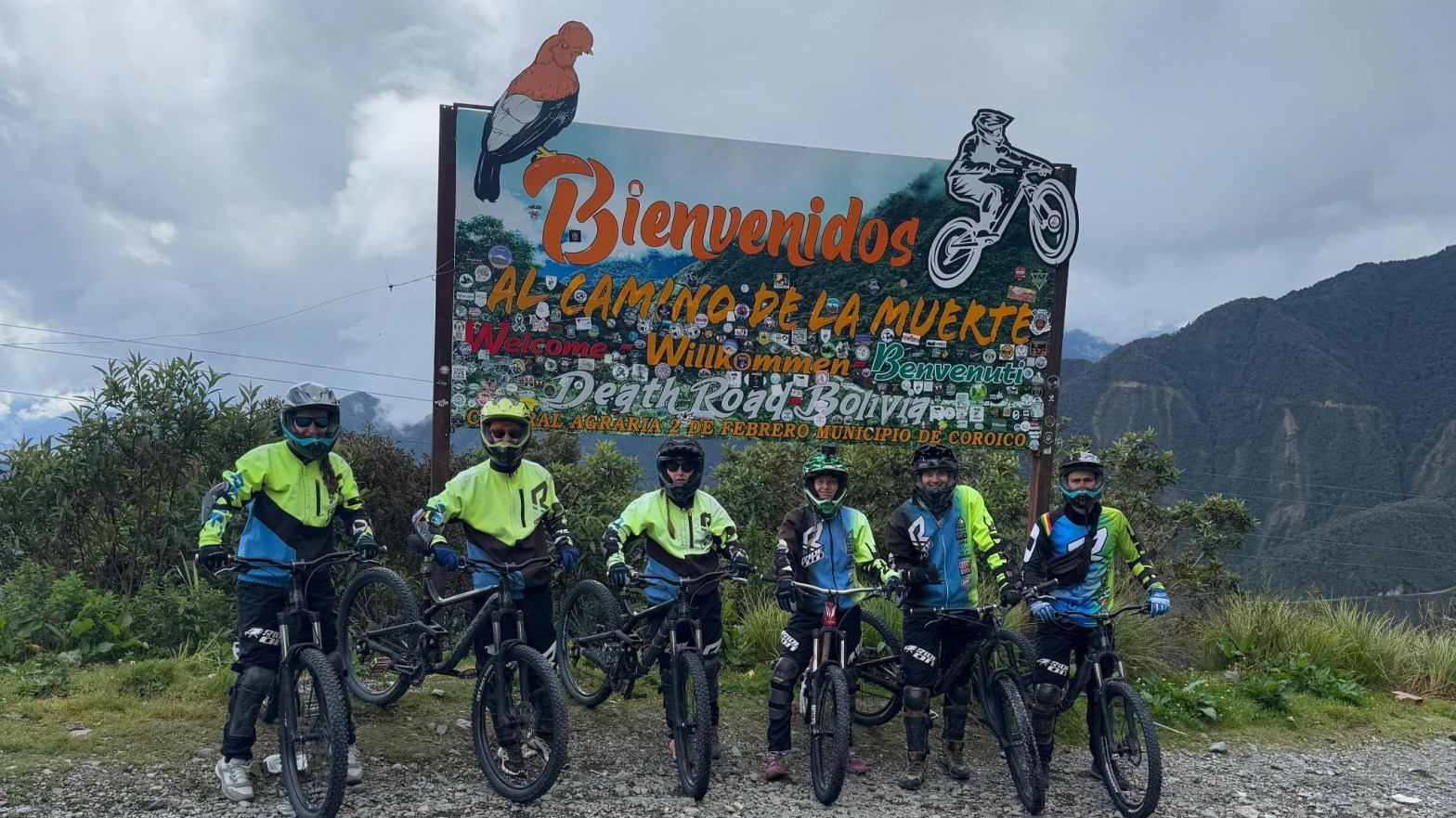 Unsere Gruppe auf der Deathroad: Mit dem Mountainbike ging es 55km bergab. (Foto: unbekannt)