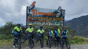 Unsere Gruppe auf der Deathroad: Mit dem Mountainbike ging es 55km bergab. (Foto: unbekannt)