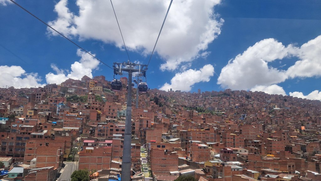 Die Seilbahn führt von La Paz nach El Alto. Fassaden haben die Häuser übrigens keine, weil das zusätzliche Steuern bedeuten würde. (Foto: vku)