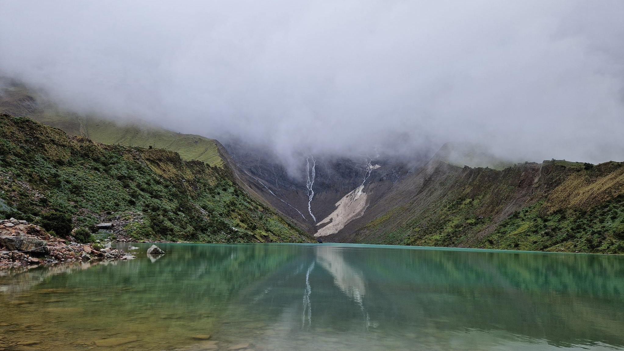 Die Lagune Humantay im Nebel. (Foto: vku)