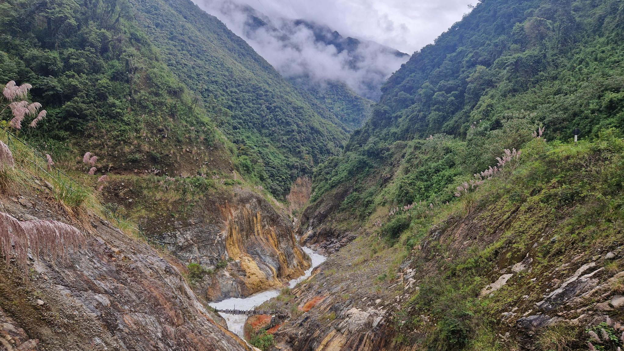 Durch Landschaften wie diese läuft man auf dem kompletten Salkantay Trek. (Foto: vku)