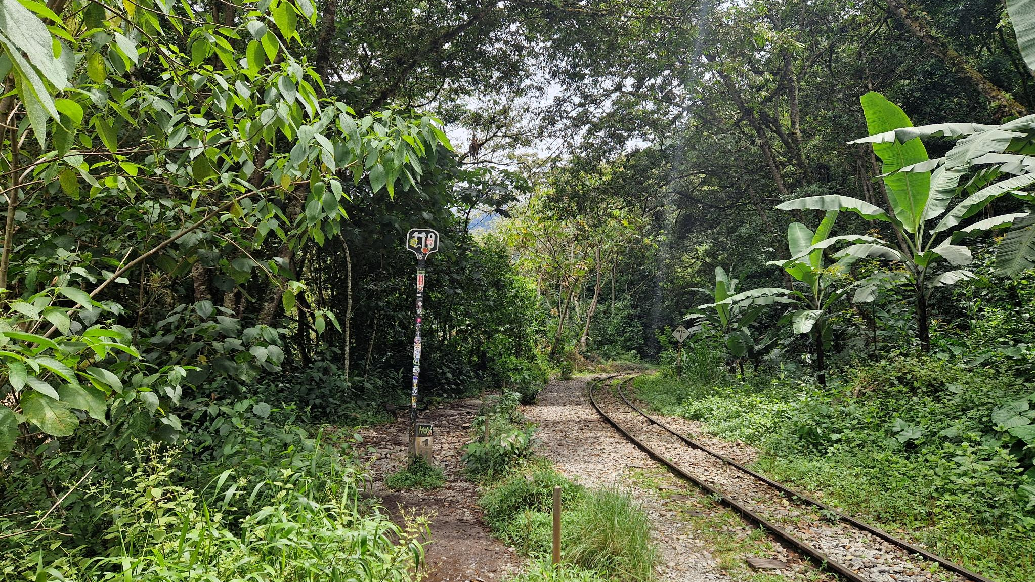An den Gleisen entlang: von Hidroelectrica nach Aguas Calientes. (Foto: vku)