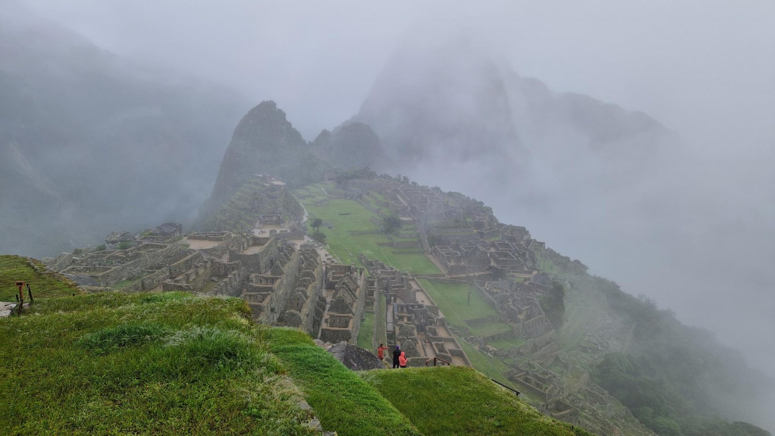 Machu Picchu morgens um sechs im Nebel.