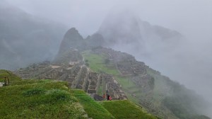 Machu Picchu morgens um sechs im Nebel.